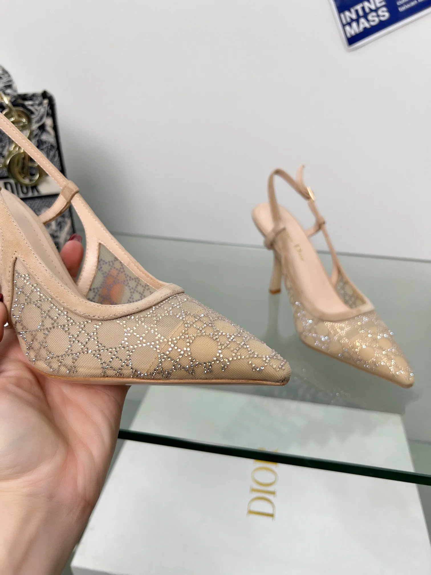 👟👟Ex-factory price 560👟👟Dior 2025 spring and summer catwalk new style bling...bling...crystal shoes Capture one-line high-heeled Mule women's shoes Star same rhinestone square toe cannage pattern cat heel slippers The top high-end version on the market Exclusive sale Material: original custom mesh inlaid with hot Australian rhinestones + water-dyed sheepskin feet + original molded hardware buckles + Italian leather outsole Heel height: 6.5CM/9.5CM size: 33-44 (33.34.40.41.42.43.44 is custom-made and cannot be returned or exchanged)